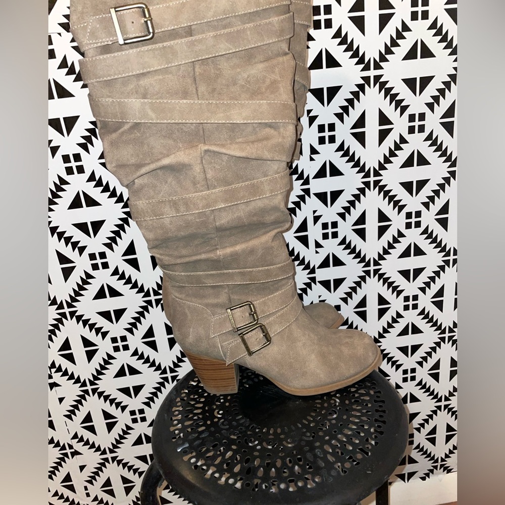 Women’s Knee High Brown Boots. Gently Used.